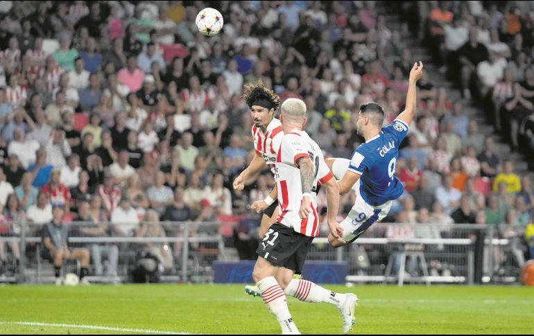 Erick Gutiérrez (centro) y el PSV se quedarán sin Champions League esta temporada. AP/P. Dejong