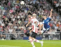 Erick Gutiérrez (centro) y el PSV se quedarán sin Champions League esta temporada. AP/P. Dejong