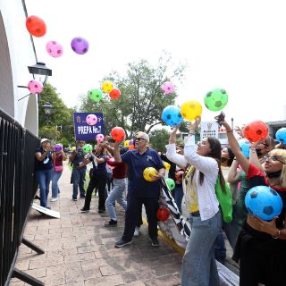 Alumnos y trabajadores de UdeG regalan 140 balones al Gobernador como protesta