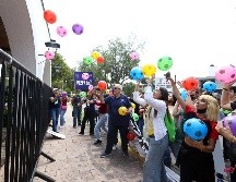 La comunidad estudiantil y trabajadora de la Escuela Preparatoria 7 obsequió 140 balones al gobernador. ESPECIAL