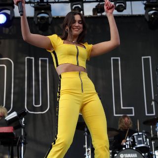 Dua Lipa celebra su cumpleaños luciendo su sensual figura con diferentes looks