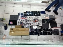 Agentes lograron asegurar más de 100 celulares y decenas de computadoras. ESPECIAL/Fiscalía de Jalisco
