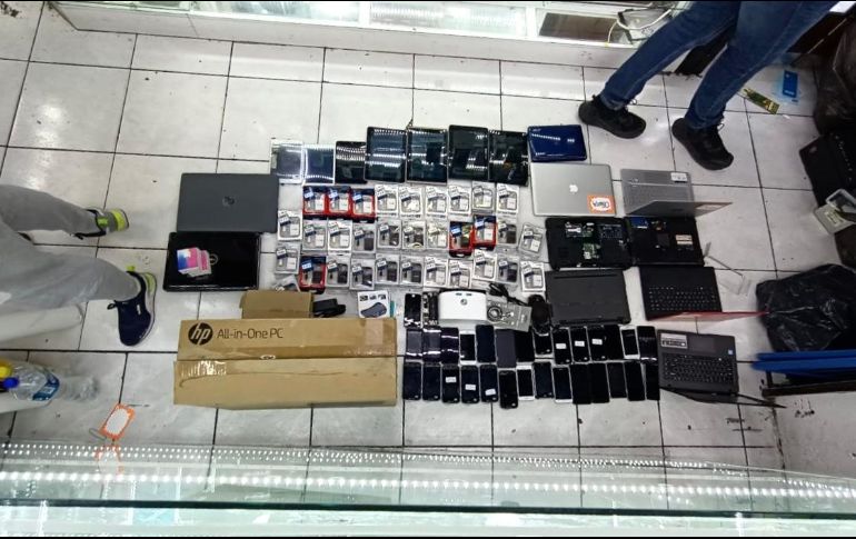 Agentes lograron asegurar más de 100 celulares y decenas de computadoras. ESPECIAL/Fiscalía de Jalisco