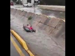 El joven se recuesta y toca el agua hasta que llega a una coladera. ESPECIAL/Captura de video