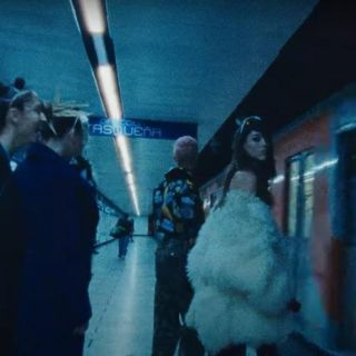 Danna Paola se sube al Metro de la CDMX y desata locura en las redes