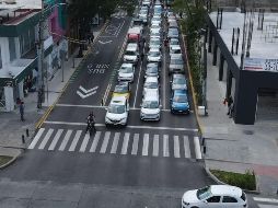 La habilitación del carril BusBici provocó que aumentara el tráfico en avenida Hidalgo, donde en horas pico se pueden observar largas filas de autos; los choferes exigen que la Policía Vial ayude a agilizar la circulación. EL INFORMADOR/A. Navarro