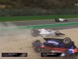 Los coches de los pilotos Oliver Goethe y Zane Maloney, que buscaban quedarse con la mejor posición, terminaron por tocarse e impactarse a gran velocidad contra el muro. ESPECIAL