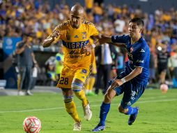 Luis Rodríguez y Bryan Garnica disputan el balón en un partido donde ambos equipos se nulificaron. EFE/M. Sierra