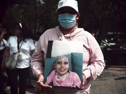 Además de las pancartas, hubo quienes marcharon con las fotografías de sus familiares fallecidos. SUN/E. Álvarez