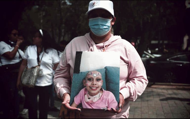 Además de las pancartas, hubo quienes marcharon con las fotografías de sus familiares fallecidos. SUN/E. Álvarez