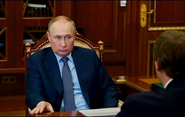 Putin firmó otro decreto que determina el pago de subsidios sociales a personas vulnerables que se hubiesen visto obligadas a salir de Ucrania. EFE/Kremlim Pool/Sputnik/M. Klimentyev