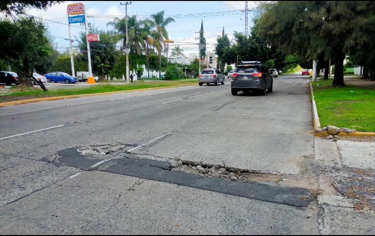 Los baches pueden resultar peligrosos para peatones y conductores por igual. EL INFORMADOR/E.Gómez
