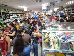 Decenas de personas abarrotaban las papelerías y tiendas de uniforme del Centro de Guadalajara. EL INFORMADOR/R. BOBADILLA
