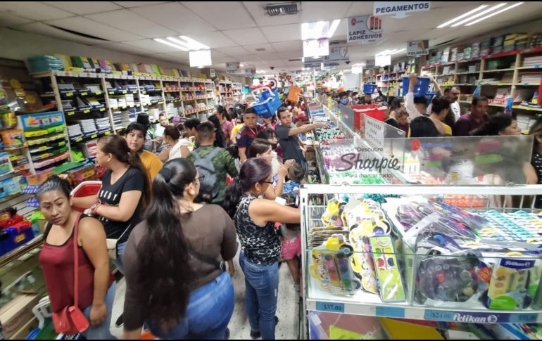 Decenas de personas abarrotaban las papelerías y tiendas de uniforme del Centro de Guadalajara. EL INFORMADOR/R. BOBADILLA
