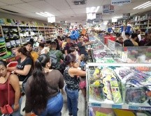 Decenas de personas abarrotaban las papelerías y tiendas de uniforme del Centro de Guadalajara. EL INFORMADOR/R. BOBADILLA