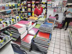 En todo el país, las familias sufren por surtir las listas de útiles para los estudiantes que el día de mañana regresan a clases. EL INFORMADOR/ A. Camacho