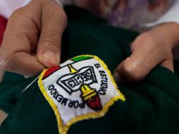 Los uniformes pueden ser recosidos, parchados, zurcidos, cambiar cierres, poner nuevos botones para volver a ser utilizados. NTX / ARCHIVO