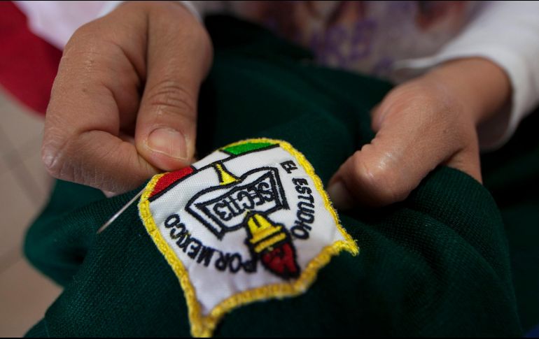 Los uniformes pueden ser recosidos, parchados, zurcidos, cambiar cierres, poner nuevos botones para volver a ser utilizados. NTX / ARCHIVO