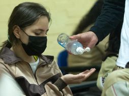 Las escuelas deben proveer de agua, jabón y alcohol en gel para estudiantes, maestros y personal administrativo. EFE / I. Esquivel