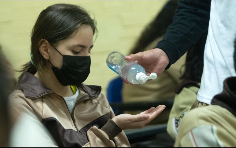 Las escuelas deben proveer de agua, jabón y alcohol en gel para estudiantes, maestros y personal administrativo. EFE / I. Esquivel