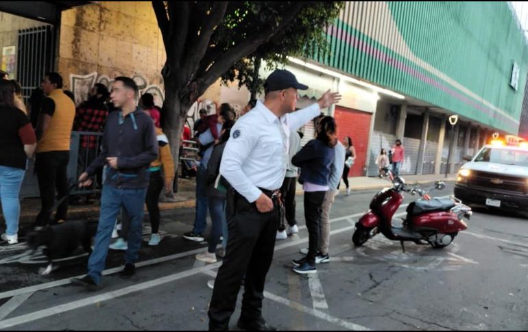 Elementos de la Policía Vial apoyan en algunas escuelas para evitar el tráfico. TWITTER / @JaliscoVial