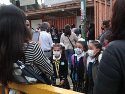 El IMSS pide tomar en cuenta el uso de gel antibacterial y de cubrebocas en el salón de clases, así como la sana distancia, y el lavado frecuente de manos. SUN / J. Boites