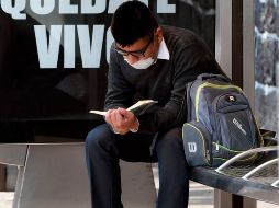 Leer es una actividad que no solo sirve para adquirir conocimientos, sino también como una válvula de escape del día a día que ayuda a aliviar el estrés. AFP / ARCHIVO