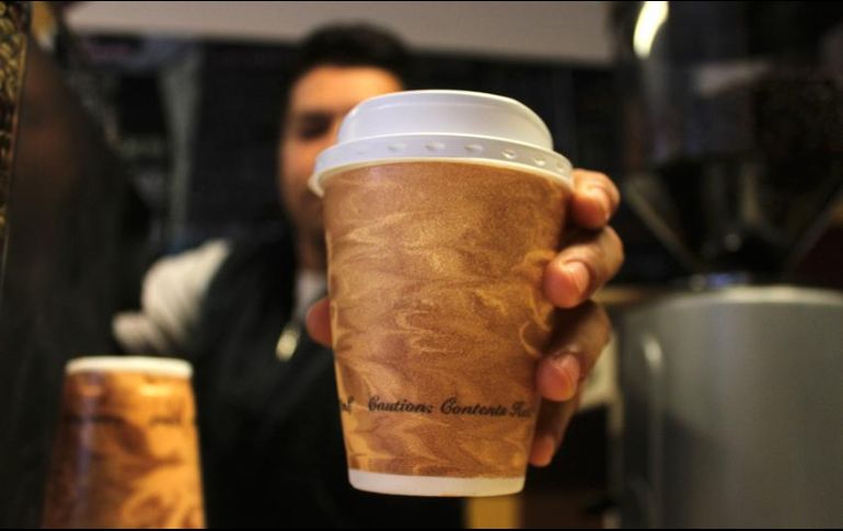 Algunos de los tips dados por la Condusef son levantarse más temprano y preparar el desayuno en casa, llevar los propios recipientes para agua y café, así como optar por libros usados o pedirlos prestados a la biblioteca. EL INFORMADOR / ARCHIVO