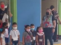 Madres de familia que estaban presentes captaron el momento entre risas por el tierno momento. ESPECIAL