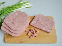 Para el proceso de curar el jamón se utilizan sustancias como sal, nitrato de sodio o potasio, azúcar, así como condimentos o fosfatos. ESPECIAL/Foto de Pavel Subbotin en Unsplash