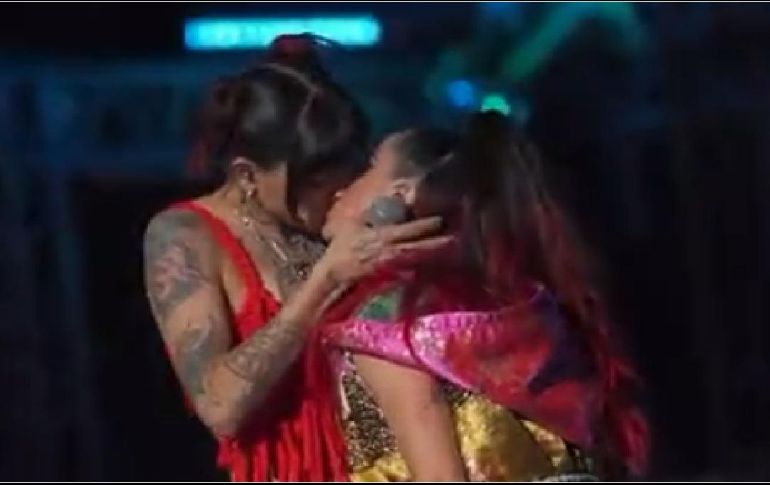 Los seguidores de las dos cantantes enloquecieron al ver su generosa muestra de afecto en pleno escenario pero también comenzaron los comentarios sobre la ausencia de Nodal. ESPECIAL