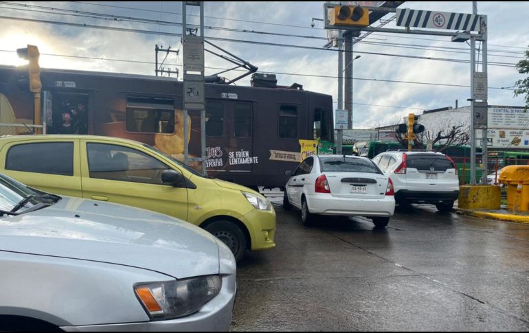 Usuarios de redes sociales externaron su molestia por las tardanzas que ocasionó el accidente. ESPECIAL /