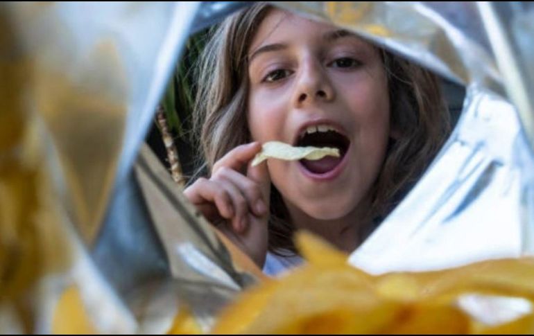 La Profeco compartió una lista de 10 marcas de frituras que contienen cantidades excesivas de sodio, por lo cual no recomienda su consumo por parte de niños. Foto: iStock