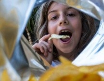 La Profeco compartió una lista de 10 marcas de frituras que contienen cantidades excesivas de sodio, por lo cual no recomienda su consumo por parte de niños. Foto: iStock