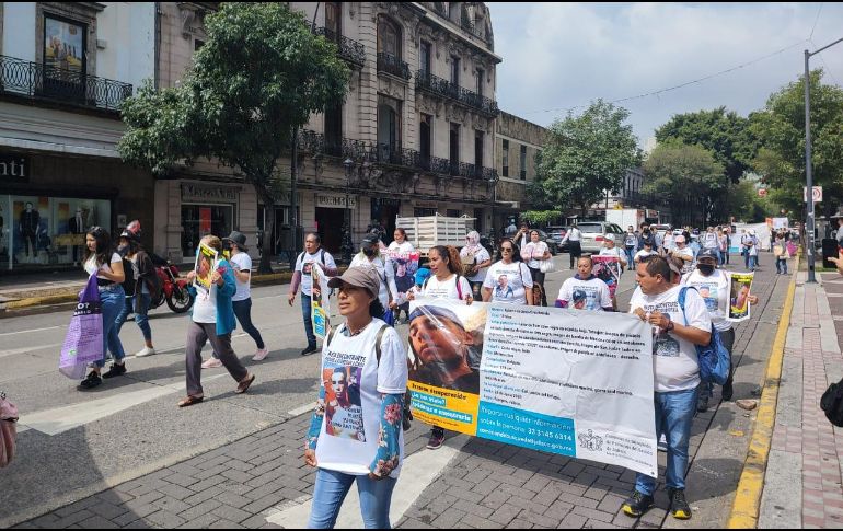 Desde temprana hora comenzaron a reunirse en la Glorieta de las y los Desaparecidos para emprender una marcha pacífica hacia el Palacio de Gobierno. ESPECIAL