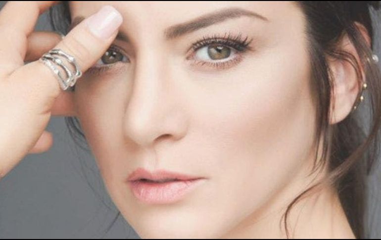 La actriz mexicana de 43 años compartió una fotografía en redes sociales con la que confirma su romance con el actor Flavio Medina. ESPECIAL