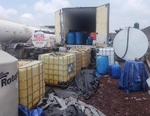 A los imputados se les aseguraron diversos tanques, contenedores y bidones que en conjunto contenían 29 mil 941 litros de combustible. ESPECIAL/FGR