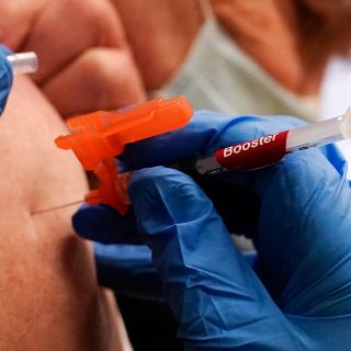 EU autoriza nueva versión de vacunas contra variante ómicron