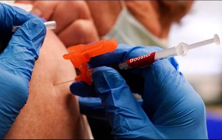 La nueva generación de vacunas se dirige tanto a la cepa original del COVID-19 como a las subvariantes BA.4 y BA.5 de ómicron. AP / ARCHIVO