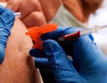 La nueva generación de vacunas se dirige tanto a la cepa original del COVID-19 como a las subvariantes BA.4 y BA.5 de ómicron. AP / ARCHIVO