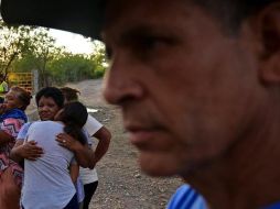 Los familiares de los mineros atrapados van perdiendo la esperanza de encontrarlos con vida a un mes de la tragedia. AFP /