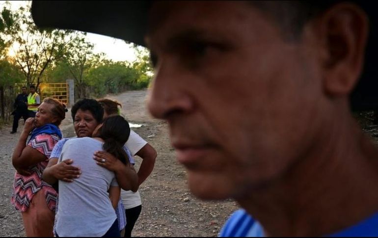 Los familiares de los mineros atrapados van perdiendo la esperanza de encontrarlos con vida a un mes de la tragedia. AFP /