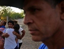 Los familiares de los mineros atrapados van perdiendo la esperanza de encontrarlos con vida a un mes de la tragedia. AFP /