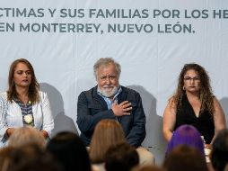 El subsecretario de Derechos Humanos, Población y Migración de la Segob, Alejandro Encinas (c), ofrece a nombre del Gobierno federal disculpas publicas por el atentado al Casino Royal. EFE/M. Sierra