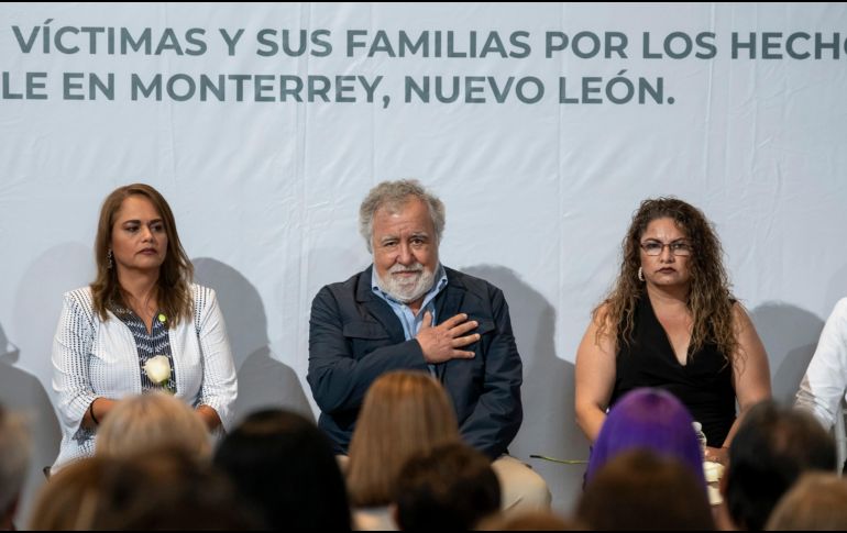 El subsecretario de Derechos Humanos, Población y Migración de la Segob, Alejandro Encinas (c), ofrece a nombre del Gobierno federal disculpas publicas por el atentado al Casino Royal. EFE/M. Sierra