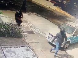 En el video se observa que un hombre sale corriendo con la bolsa donde supuestamente venía el dinero. ESPECIAL