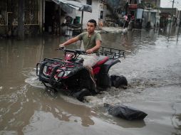 Los jóvenes que ingresen a calles o avenidas inundadas por lluvias en cuatrimotos, razers o vehículos 4X4 para divertirse o hacer piruetas, serán enviados a barandilla por alterar el orden. EL INFORMADOR / ARCHIVO