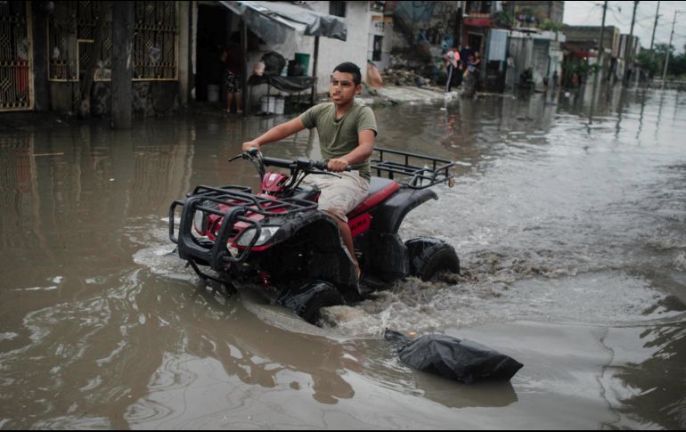 Los jóvenes que ingresen a calles o avenidas inundadas por lluvias en cuatrimotos, razers o vehículos 4X4 para divertirse o hacer piruetas, serán enviados a barandilla por alterar el orden. EL INFORMADOR / ARCHIVO