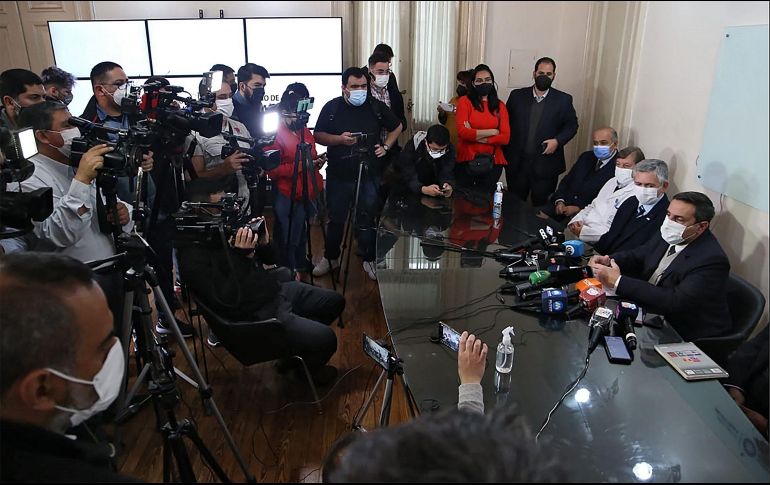 El ministro de Salud provincial, Luis Medina Ruiz, da pormenores del tercer fallecimiento a periodistas. AFP/Ministerio de Salud de Tucumán