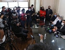 El ministro de Salud provincial, Luis Medina Ruiz, da pormenores del tercer fallecimiento a periodistas. AFP/Ministerio de Salud de Tucumán